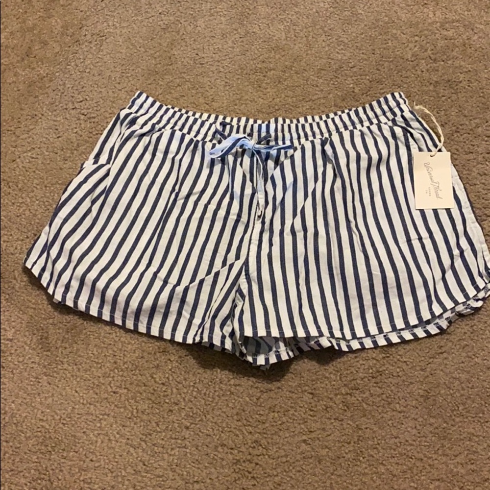 Universal Thread white & navy shorts. Size large.